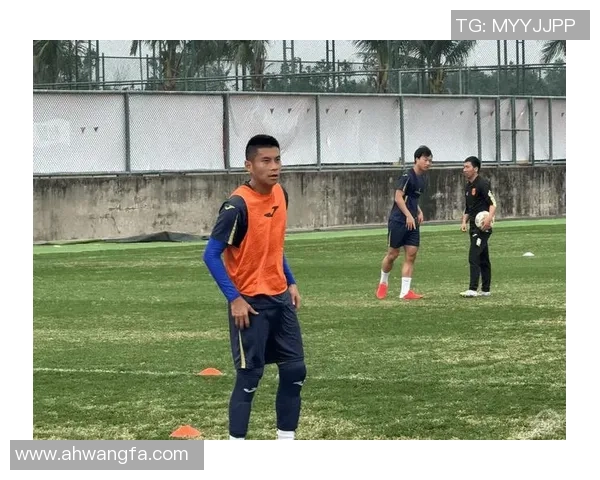 “让重庆重返中超!”——老将黄希扬的据守与传承 “让重庆重返中超!”——老将黄希扬的据守与传承